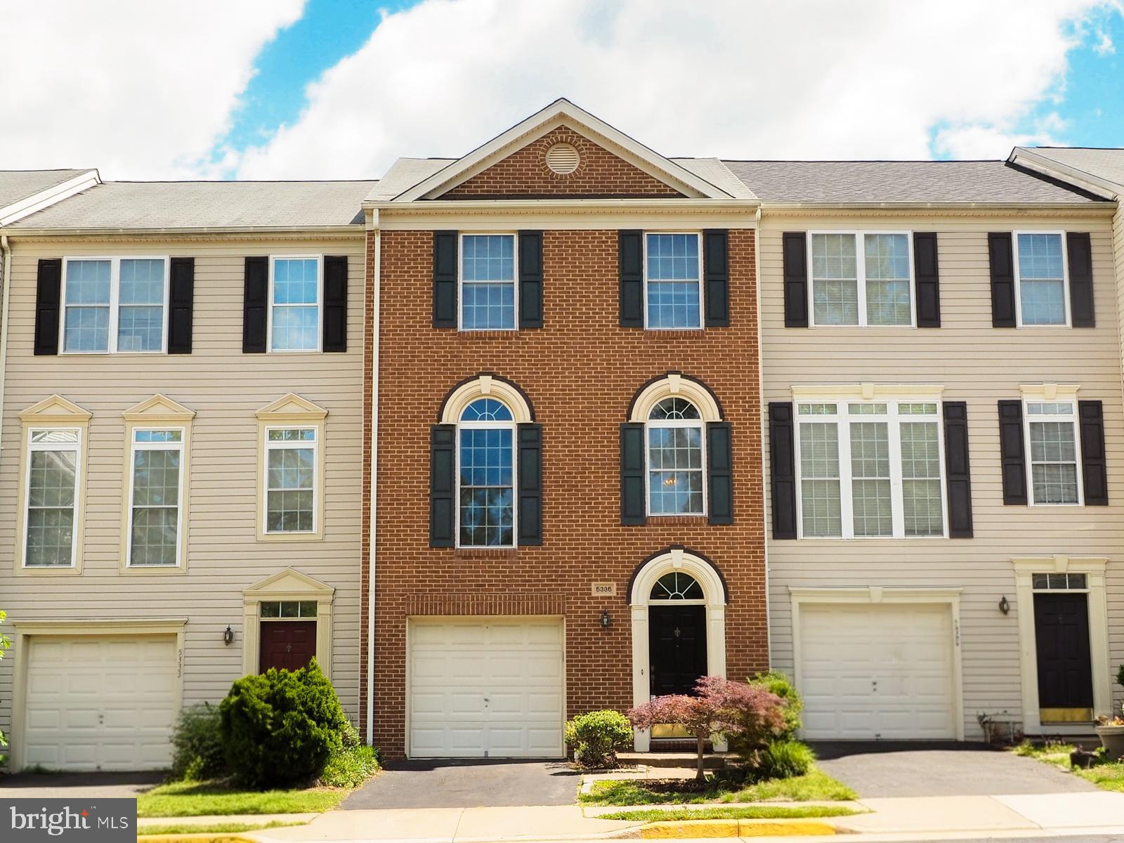 Spectacular 3BR/3.5BA Townhome in Sought-After FAIRCREST Community, **Spacious open-
concept main level Living/dining room with bump-outs on all three levels and the entire unit/three floors have hardwood floor/ tile in kitchen, breakfast area, and sunroom. **A newly updated gourmet kitchen with custom range hood, all new appliances (cooktop, dishwasher, and refrigerator), granite countertops and breakfast room **Master primary suite with walk-in closet and luxury bath updated with new vanity (lights, mirrors, faucet and medicine cabinet) **Two additional spacious bedrooms share a well-appointed second full bath (linens closet) **Lower-level with rec room, third full bath, bedroom/den, and walk-out access to the yard **1-car garage **Excellent location near Rt. 29/28/286, Fairfax County Parkway, I-66, commuter lot, Kiss & Ride, Fair Oaks Mall, Target, Walmart, Costco, Wegman, Fairfax Corner shopping center and movie theater and more. Interested? Contact us now to schedule an early viewing! These won't last long.