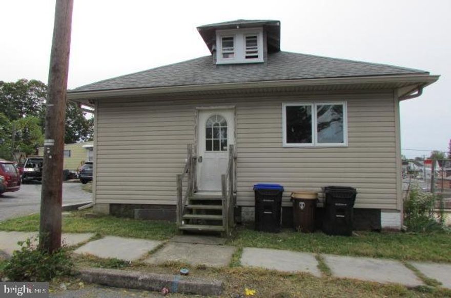 Single story home located in a convenient area. Close to all amenities. Schools, shopping, employment etc. There are a lot of possibilities here. Enclosed front porch. 2 - 3 bedrooms and 1.5 baths. walk out lower level. The roof appears new. Call today for a private showing