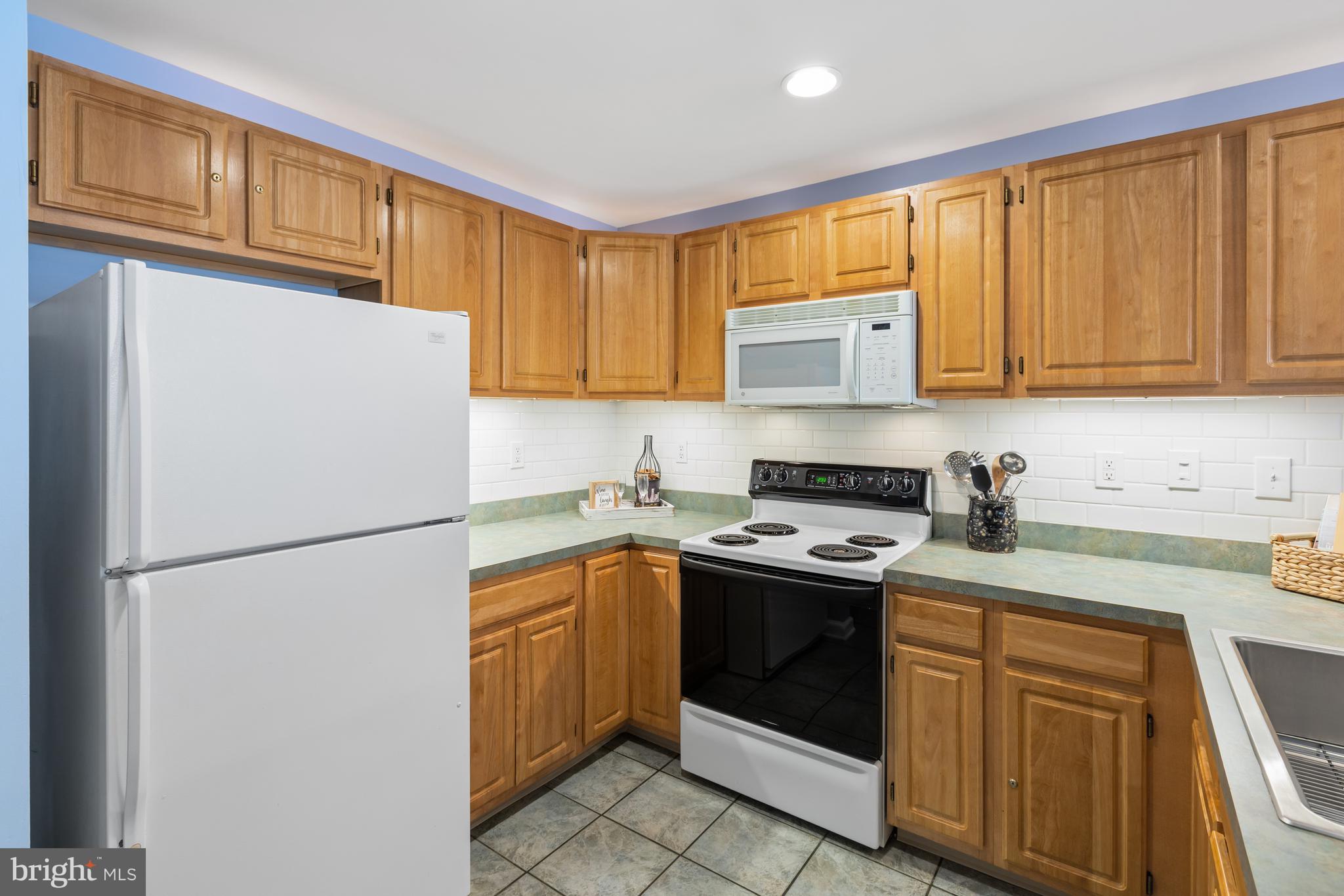 SANIBEL VILLAGE - Residential