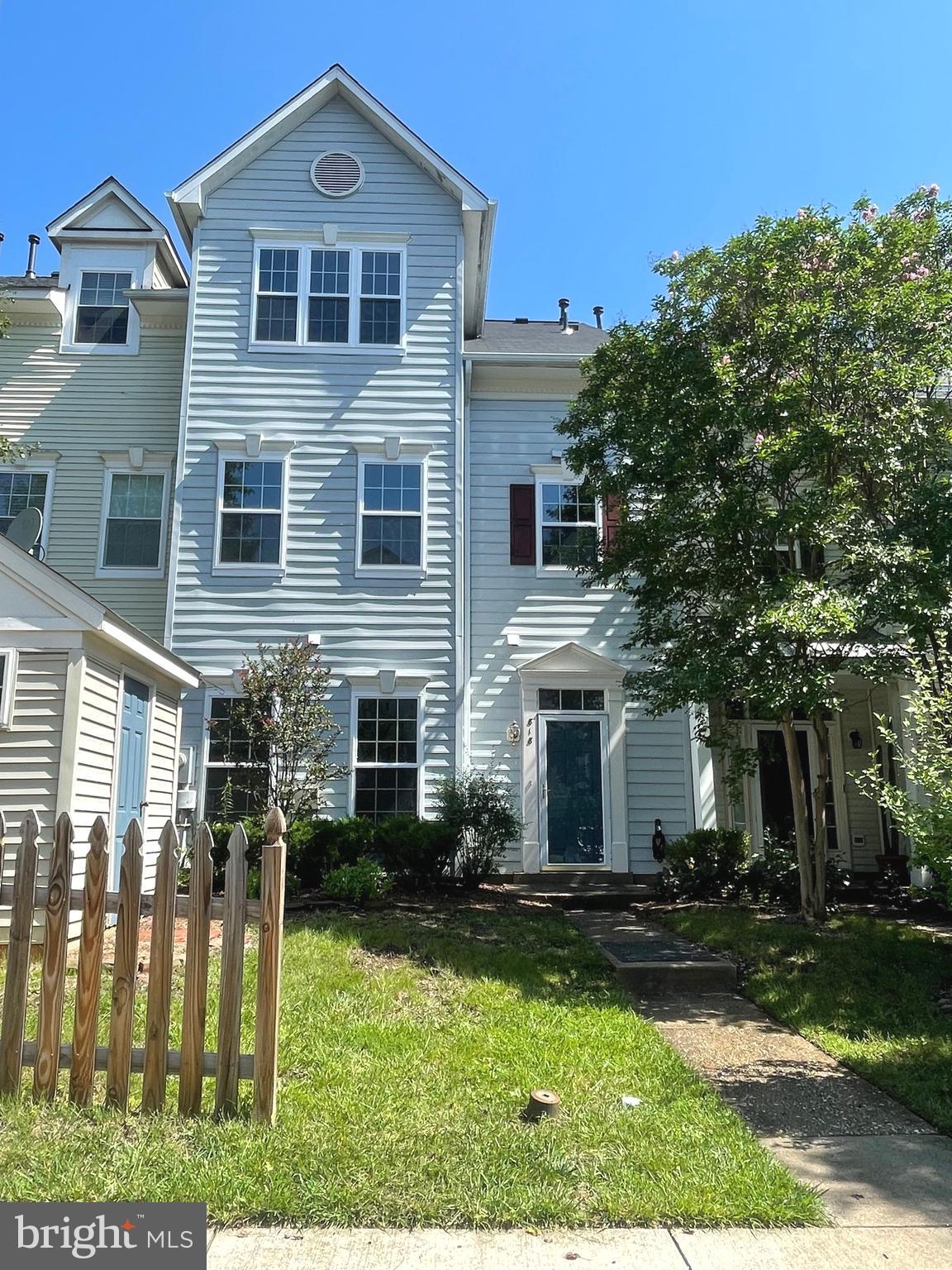 Pristine 3 bedroom, 2.5 bathroom townhome in desirable Piney Orchard. This well-maintained home features many renovations, including a spacious kitchen with brand new stainless appliances, granite countertops and kitchen cabinets. The home also has new flooring on main level, all new windows, fresh paint and more! The main level includes a large living room, dining area, kitchen and half bath. Up a level are two large bedrooms and a full bath with plenty of closet space. And the third level boasts a huge master suite with large full bath. Schedule your showing!
Discount available for active military!