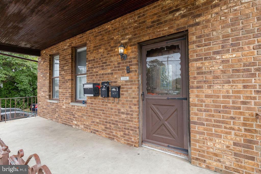 HOLMESBURG - Residential Lease