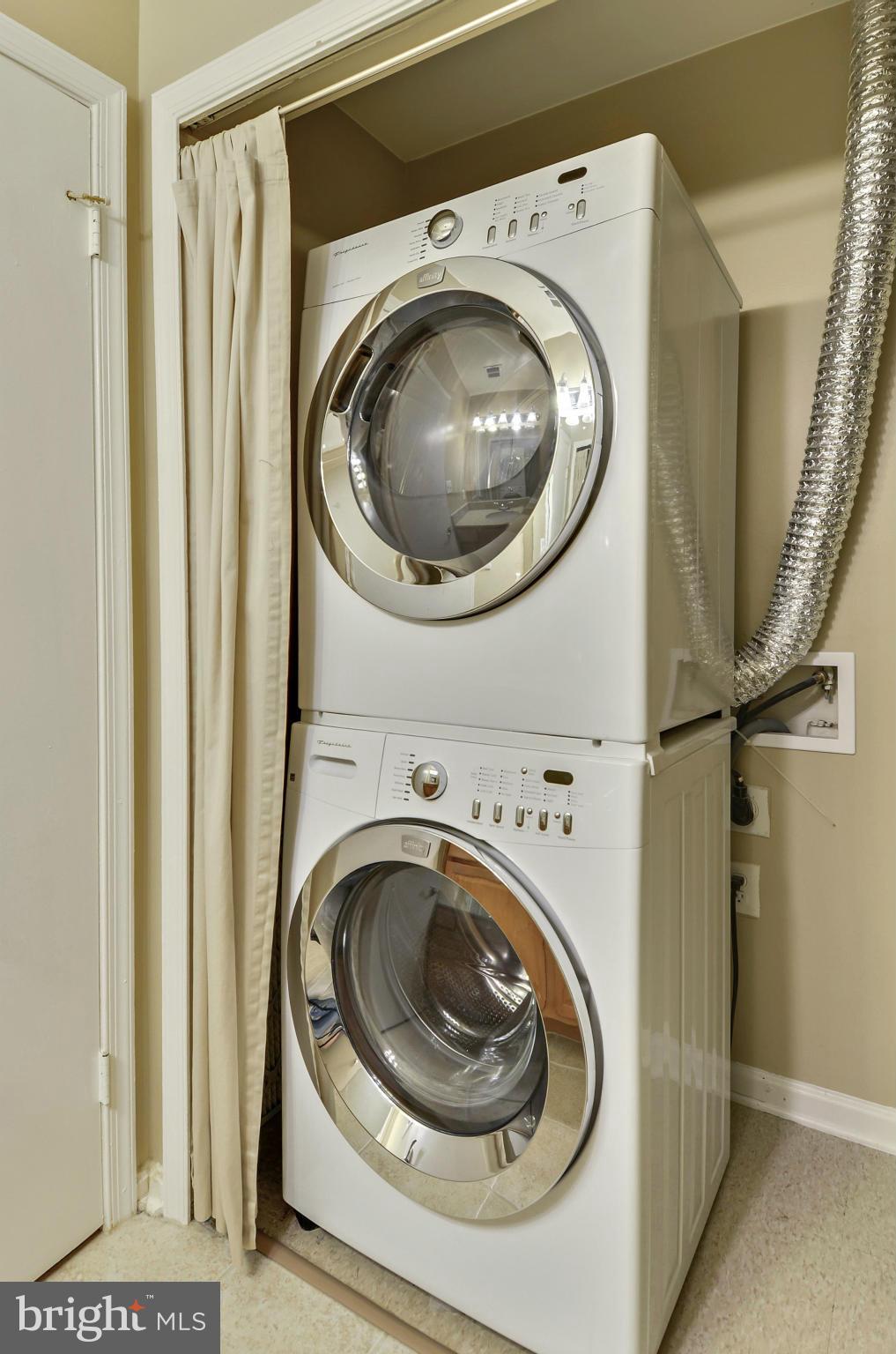 FOUR WINDS AT OAKTON - Residential