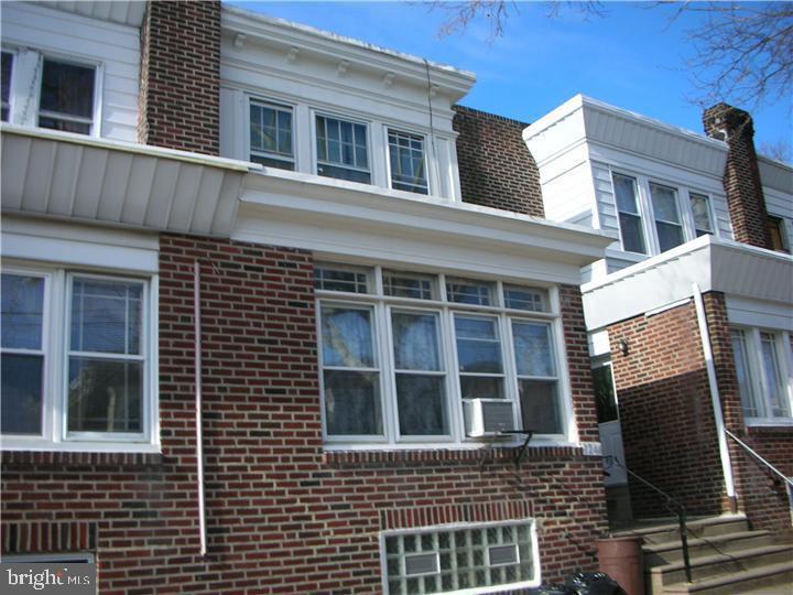 Spacious Duplex – Ideal Investment or Multi-Unit Living!
This versatile 3-unit property offers great rental income potential or the option to live in one unit while renting the others.
First Floor: Features a living/dining area, 1 bedroom, full kitchen, and full bath.
Second Floor: Includes a living room, eat-in kitchen, 1 bedroom, and full bath.
Lower Level: Provides a living room, 1 bedroom, and full bath, perfect for added rental income or personal space. Each Level Has a Separate Entrance for privacy and convenience.
Ample Parking in the back for multiple vehicles. A fantastic opportunity for investors or homeowners looking for extra income in a prime Northwood location!