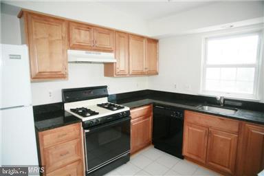 ROLLING BROOK - Residential Lease