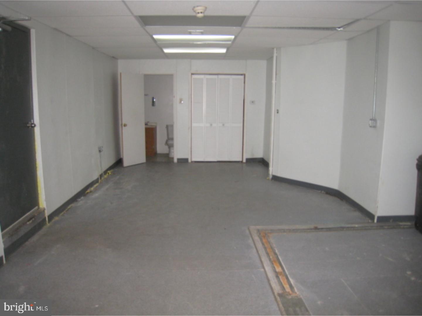 QUEEN VILLAGE - Commercial Sale