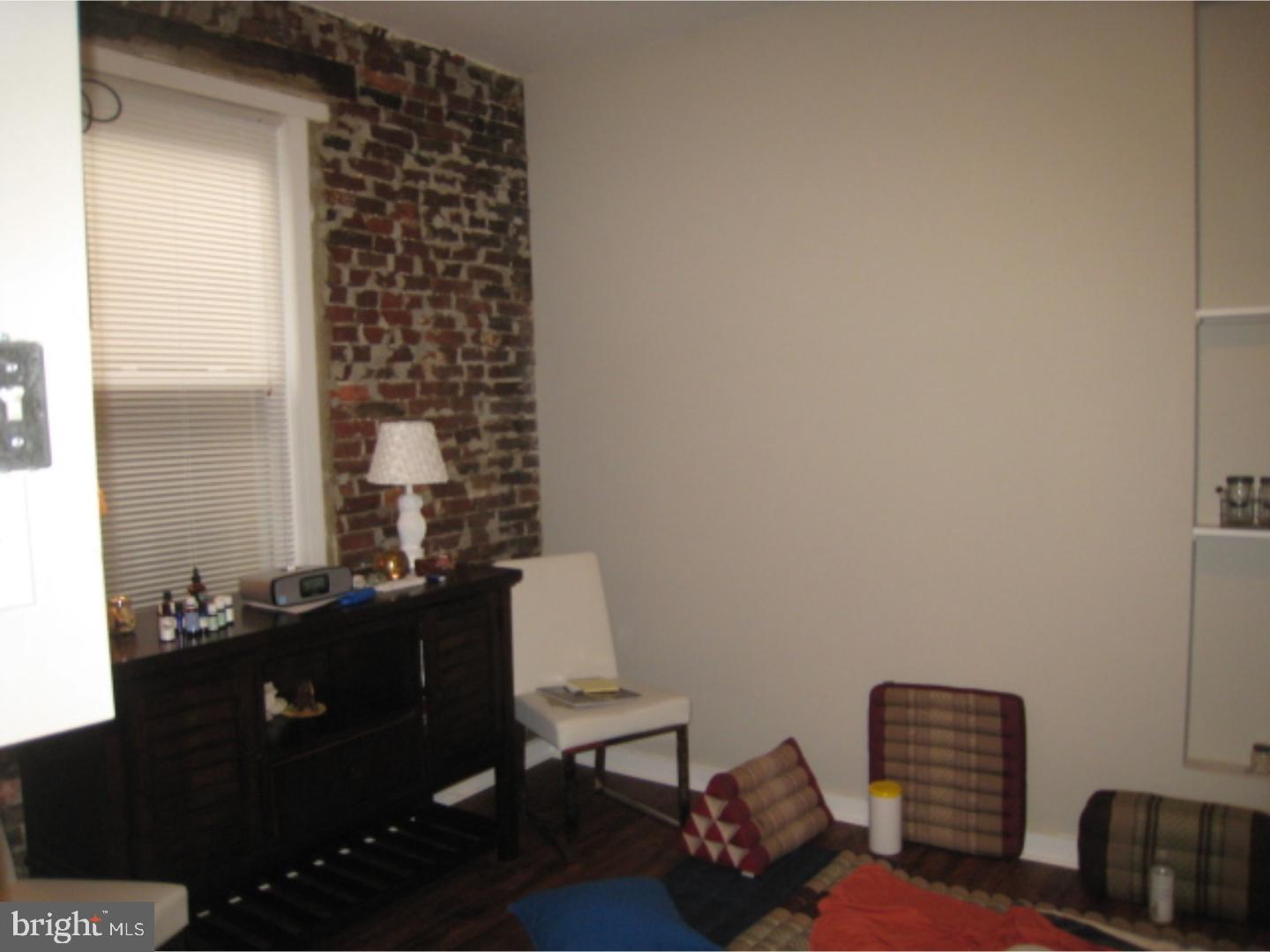 QUEEN VILLAGE - Commercial Sale