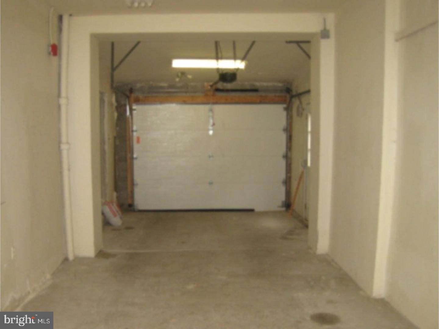 QUEEN VILLAGE - Commercial Sale