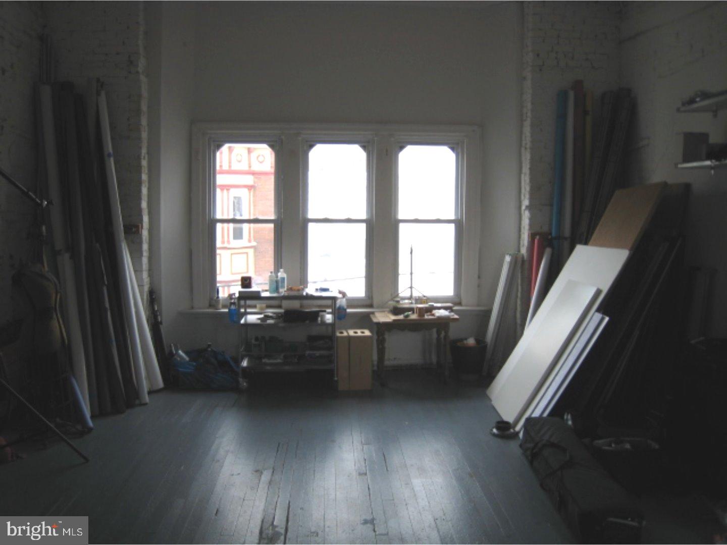 QUEEN VILLAGE - Commercial Sale