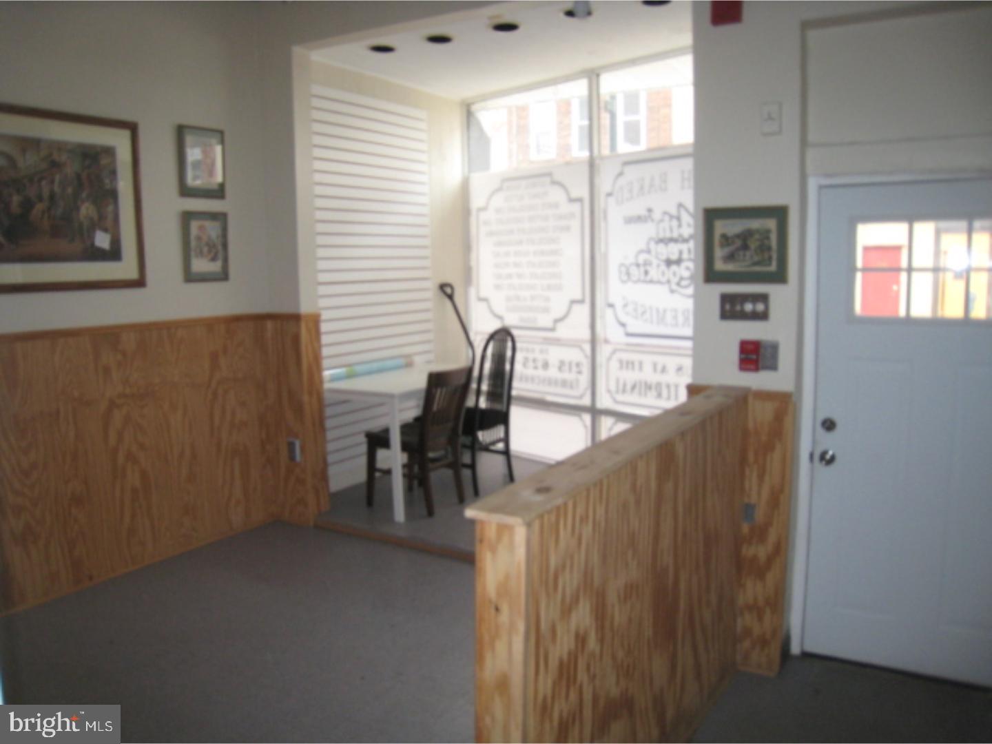 QUEEN VILLAGE - Commercial Sale