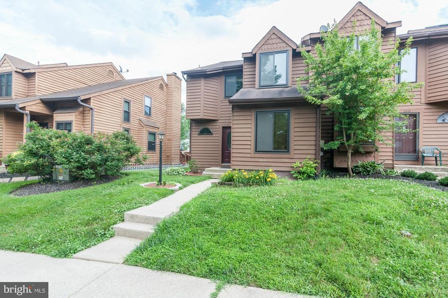 NICE 3 LEVEL END-UNIT TH SITUATED AT END OF CUL-DE-SAC. LARGE BONUS ROOM ON MAIN LEVEL FOR OFFICE OR 4TH BEDROOM. RELAXING IN NICE YARD OVER LOOKING OPEN SPACE. WALKING PATHS TO PARKS AND PONDS.  READY FOR NEW TENANT.  PETS CASE BY CASE BASIS.  PROFESSIONALLY MANAGED FOR PIECE OF MIND.  ***PARK IN RESERVED SPACES 18A, 18B, OR VISITORS.