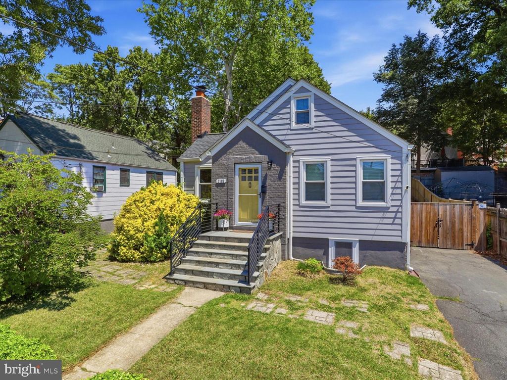 Photo of 2113 S Randolph Street, ARLINGTON, VA 22204 (MLS # VAAR2073352)