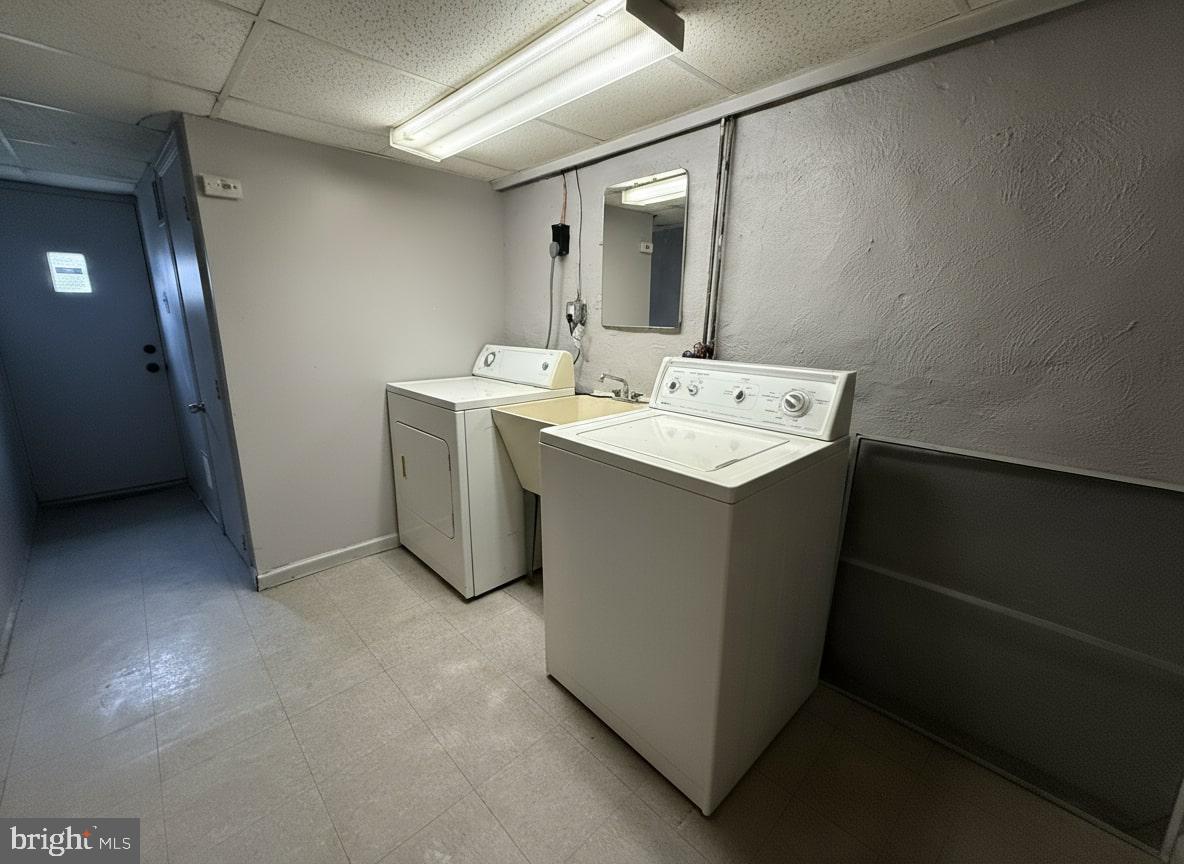 CASTOR GARDENS - Residential Lease