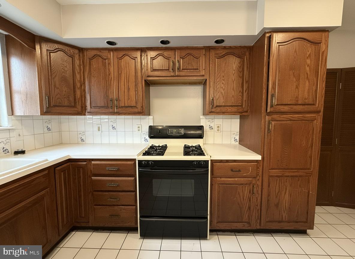 CASTOR GARDENS - Residential Lease