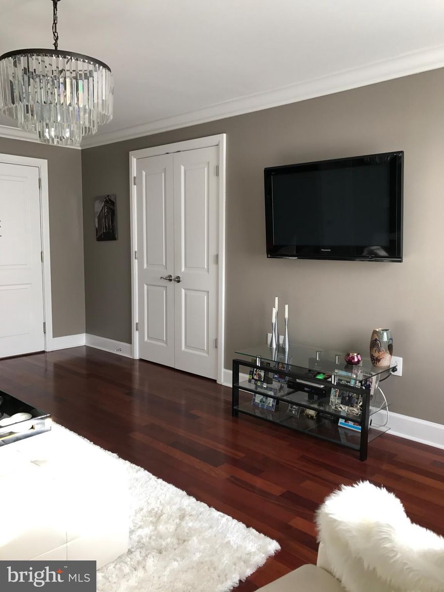 Beautifully appointed one bedroom with sunset city views at The Warwick Condominiums atop the legendary Warwick Hotel. Enter into an open, light-filled great room with ample space for everyday 
living, dining, and entertaining. Adjacent is the high-end kitchen with cherry cabinetry, granite countertops, mosaic tile backsplash and stainless steel appliances. The large bedroom enjoys oversized windows, great closet space, and use of a marble-appointed hall bathroom with upgraded vanity and tub shower. There is a laundry closet with washer/dryer, hardwood floors, excellent coset space, and crown and baseboard moldings throughout. Residents of The Warwick enjoy the same amenities as guests of The Warwick Hotel, which is on the thirteen bottom floors of the building. Amenities include a 24-hour doorman, state-of-the-art fitness room, and for an additional fee: maid service, room service, and valet parking.