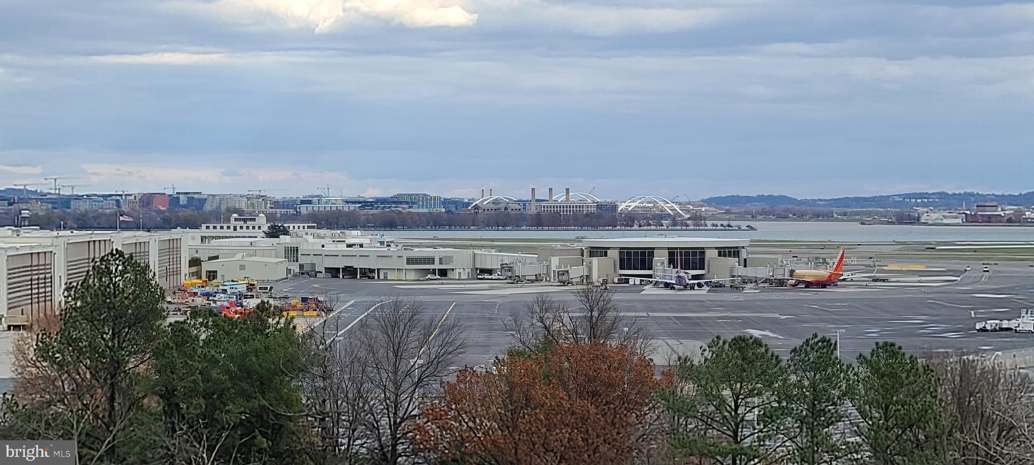 ECLIPSE ON CENTER PARK - Residential