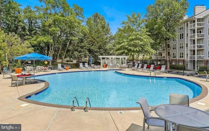 FOUR WINDS AT OAKTON - Residential