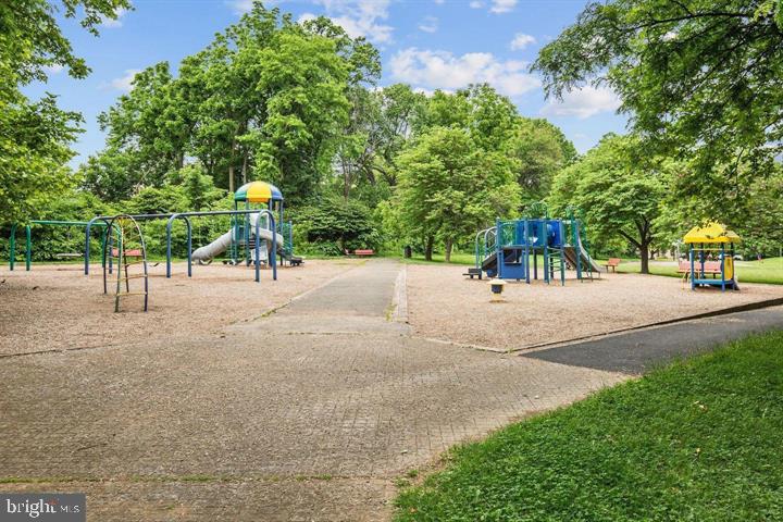 FOUR WINDS AT OAKTON - Residential