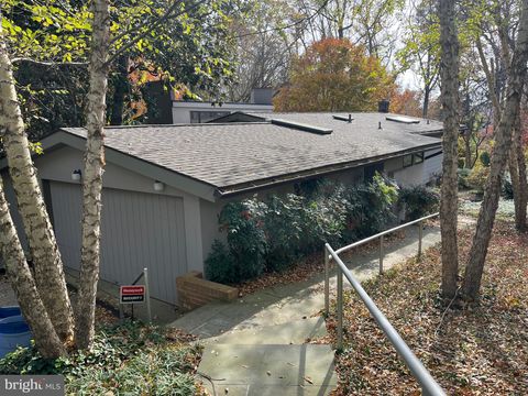 Photo of 5651 Bent Branch Road, BETHESDA, MD 20816 (MLS # MDMC2210276)