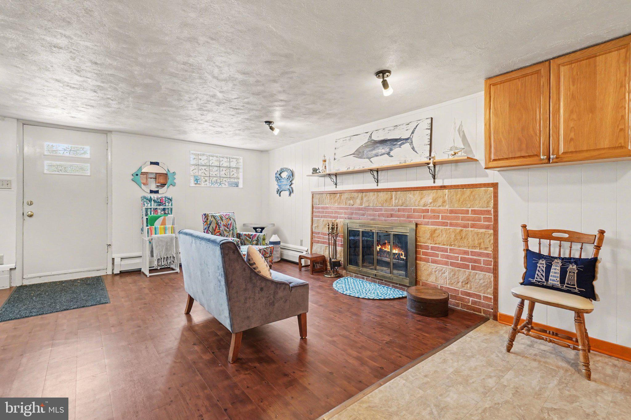 1353 CLOVER LANE