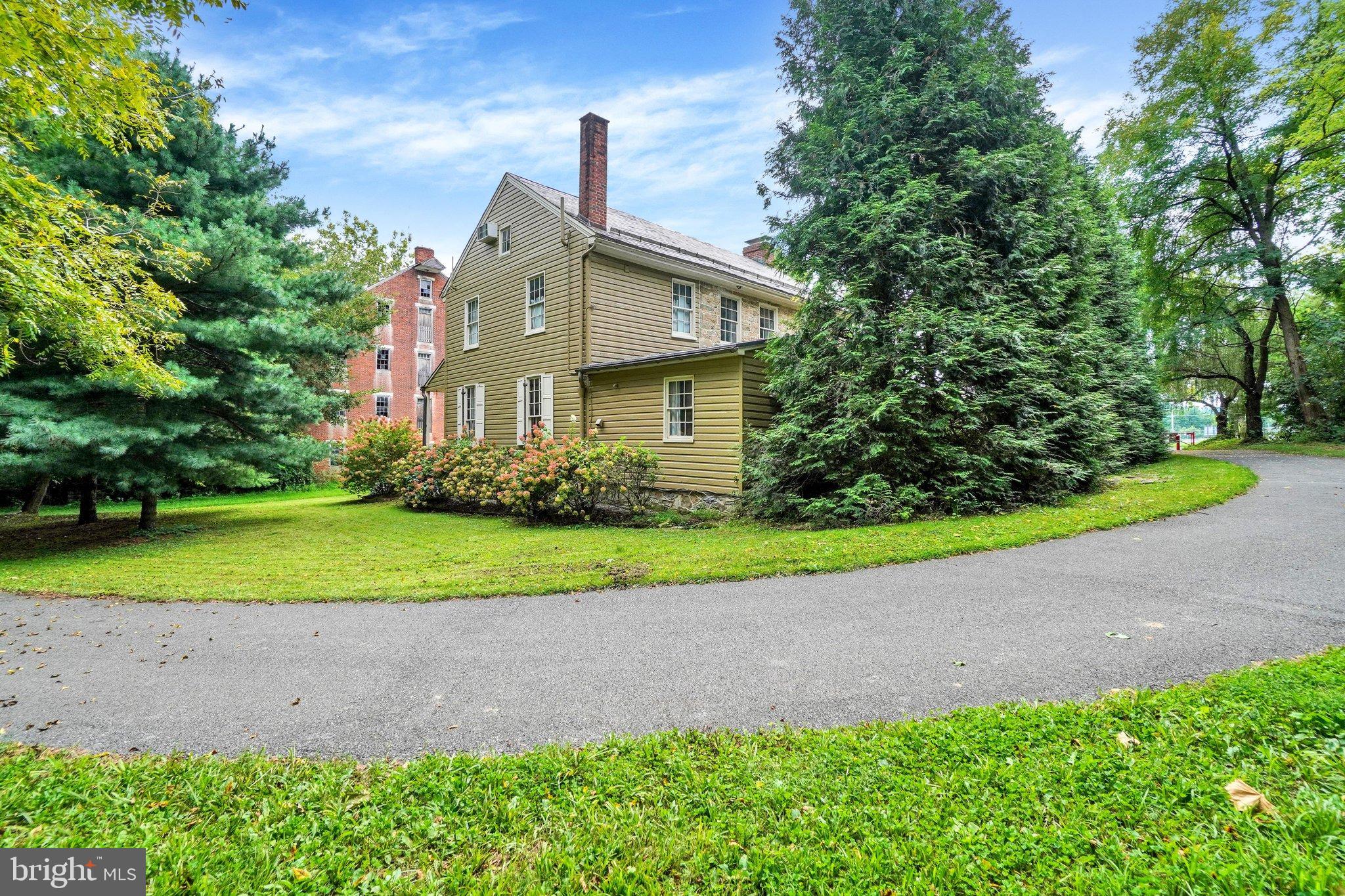 535 E LOCUST LANE