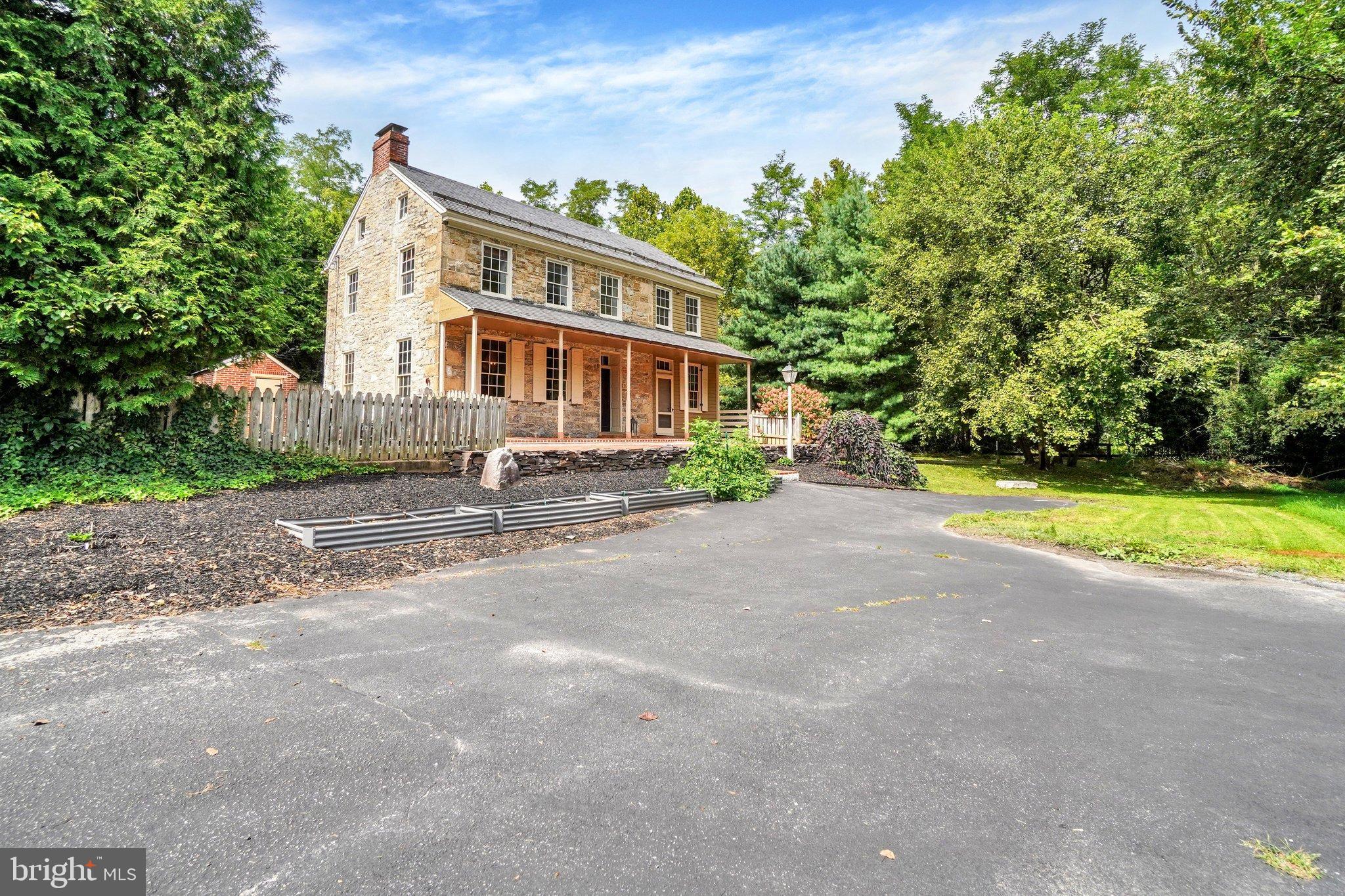 535 E LOCUST LANE