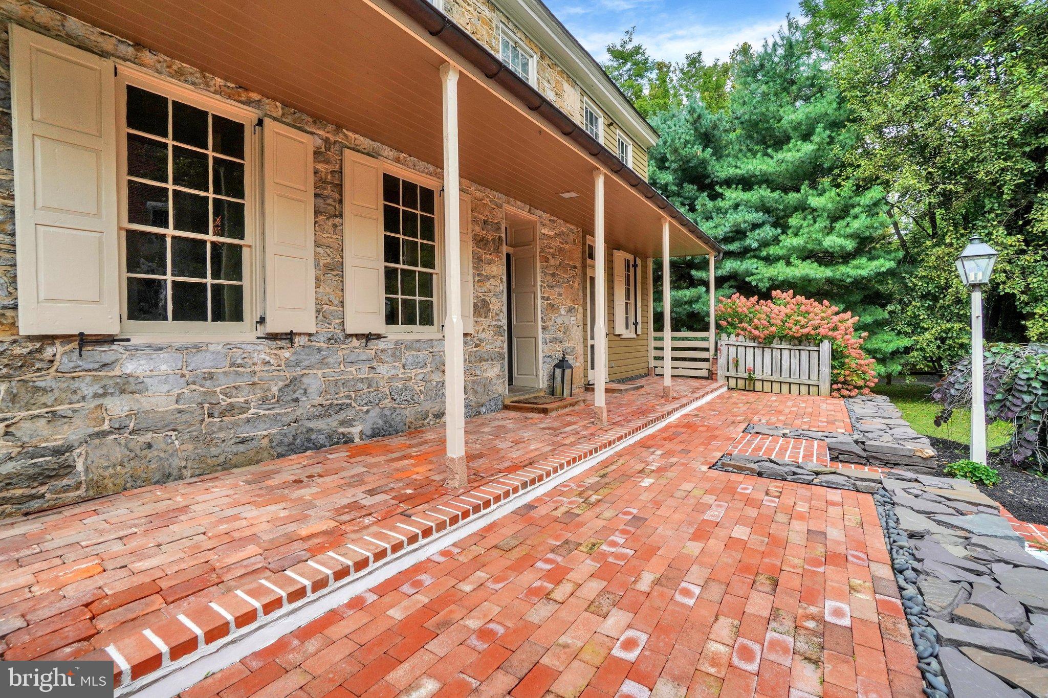 535 E LOCUST LANE