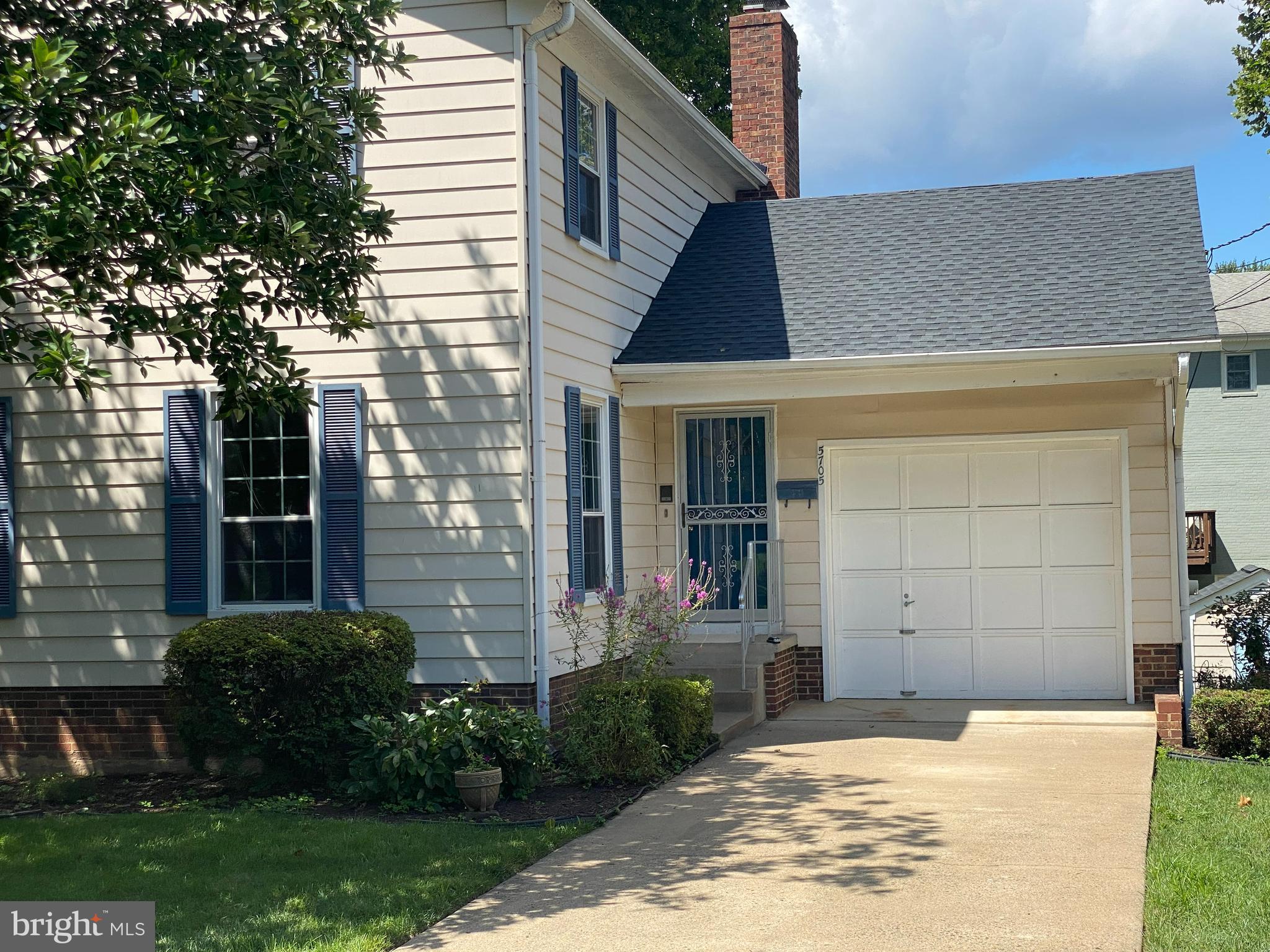 COUNTRY CLUB - Residential Lease