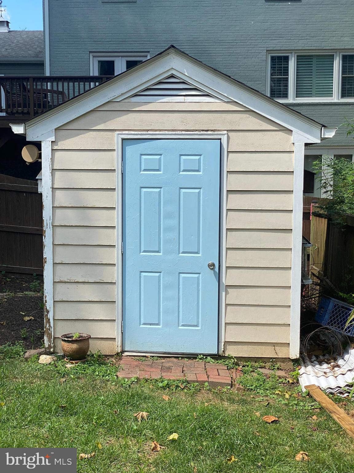 COUNTRY CLUB - Residential Lease