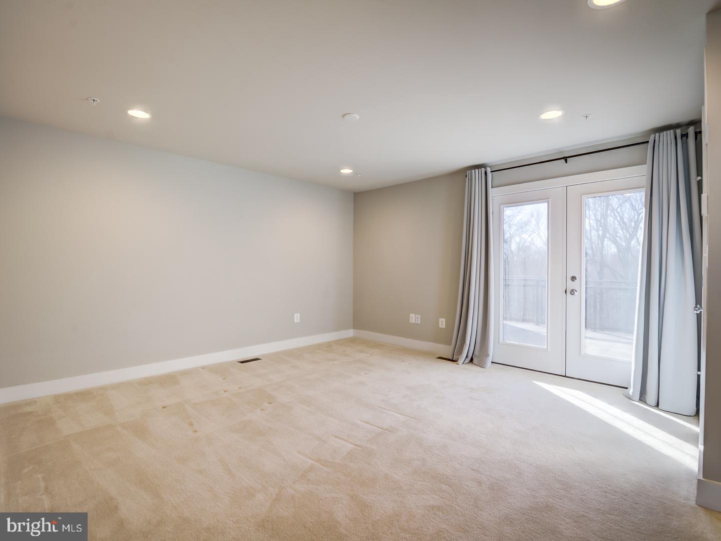 PRESERVE AT WESTFIELDS - Residential Lease