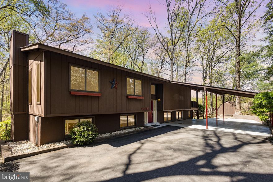 LOOK NO FURTHER!! THIS IS THE ONE!! 5 BEDROOM SPLIT FOYER SINGLE FAMILY HOME AT THE END OF A CUL-DE-SAC AND SURROUNDED BY WOODS.  LOCATION, PRIVACY, SECLUSION AND SCENIC - THIS HOME HAS IT ALL!!  HUGE COVERED CARPORT AT YOUR FRONT DOOR AND TONS OF DRIVEWAY SPACE FOR FAMILY AND FRIENDS!  NO HOA.  NEWER ROOF, WATER HEATER, WASHER, DRYER AND HVAC.  MAIN LEVEL FEATURES AN UPDATED EAT IN KITCHEN -  SEPARATE DINING ROOM WITH SLIDING GLASS DOORS THAT LEAD TO THE  DECK THAT OVERLOOKS A PRIVATE WOODED OASIS - LARGE SUN FILLED FAMILY ROOM OFF KITCHEN - 3 BEDROOMS AND 2 UPDATED BATHS - 
IN THE LOWER LEVEL YOU'LL FIND A SPACIOUS REC ROOM WITH A WOOD BURNING FIREPLACE FOR COZY NIGHTS AND WALK OUT TO YOUR LOWER LEVEL PATIO - 2 BEDROOMS AND A FULL BATH - ATTACHED IS YOUR OWN WORKSHOP COMPLETE WITH ELECTRICITY!  SHED CONVEYS - 
AREA PRIVATE BEACH AND DOCK!  WHAT A GREAT PLACE TO CALL HOME!!@
CONVENIENT TO MAJOR HIGHWAYS, COMMUTER OPTIONS, QUANTICO, SCHOOLS, PRIVATE SCHOOLS, SHOPPING, RESTAURANTS, PARKS AND MORE!!