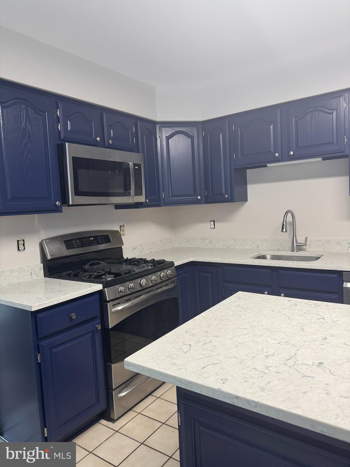 896 BROAD OAKS DRIVE