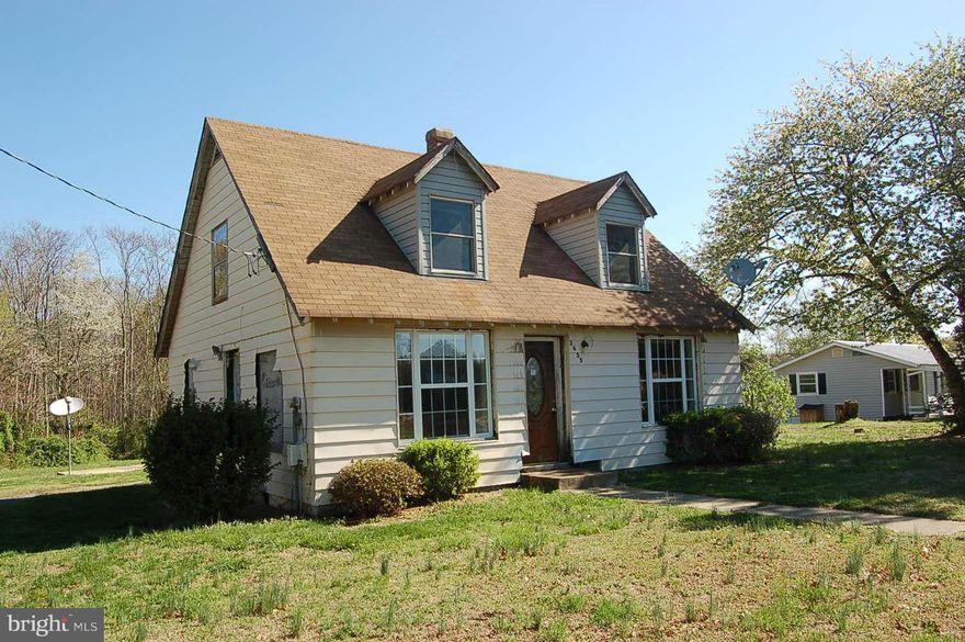 2BR-1BA cape cod  in a great location in Spotsylvania County! Just minutes from shopping and restaurants in Cosner's Corner, Rt1 & I-95. 1.22 acre lot; spacious kitchen with center island; hardwood floors, over 1300 square feet.  PROPERTY WILL NOT FINANCE - CASH ONLY OFFERS.