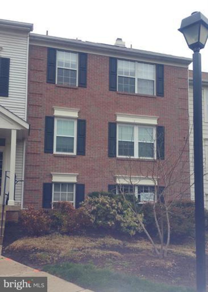 3 BEDROOM, 2 FULL BATH, WALK-OUT BASEMENT TO THE PENDERBROOK GOLF-COURSE NICE OPEN FRESH AIR. HARDWOOD FLOORS, GOLF COURSE IN BACK YARD. NICE LOCATION. CLOSE TO METRO AND MAJOR HIGHWAYS. CLOSE TO MALL.