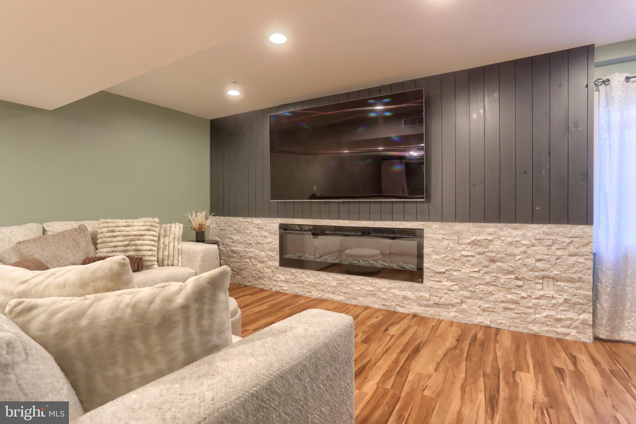 233 HIGHLAND COURT