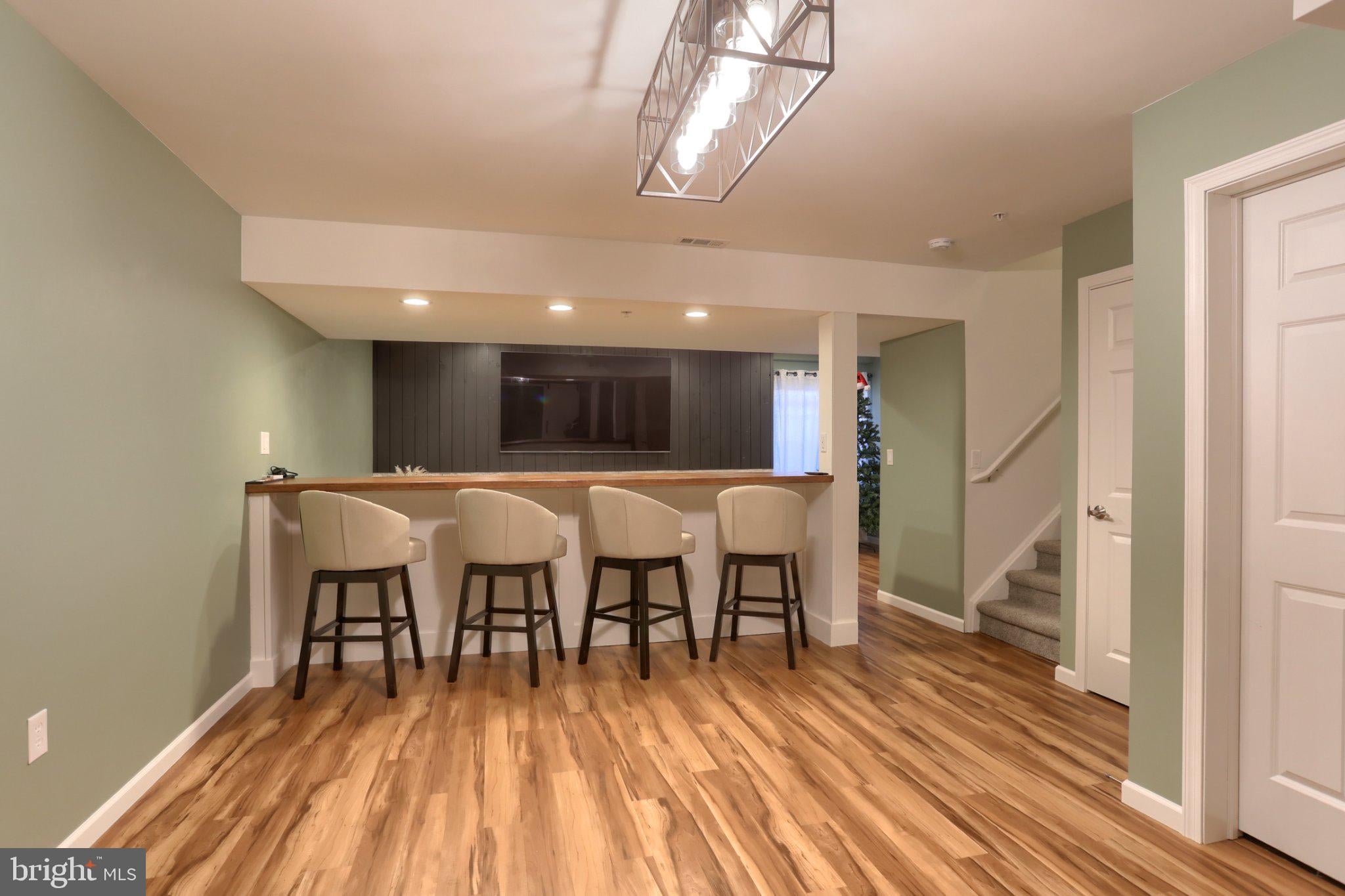 233 HIGHLAND COURT