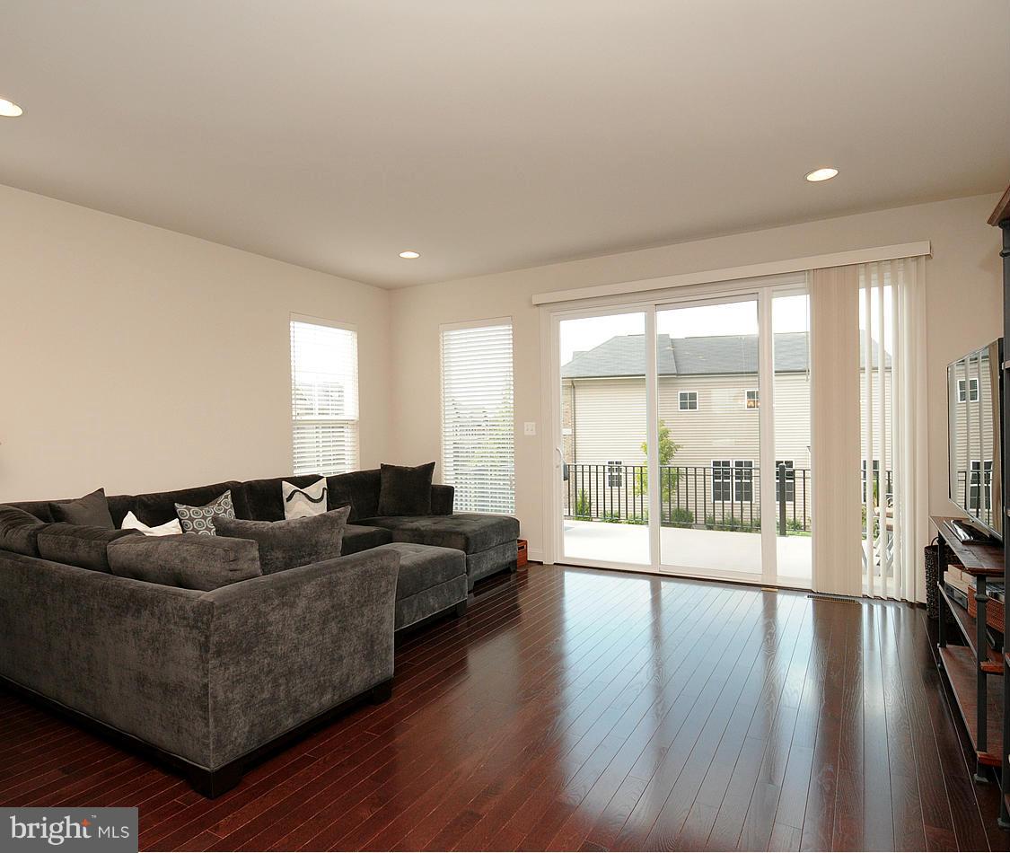 ONE LOUDOUN LANDBAY C - Residential