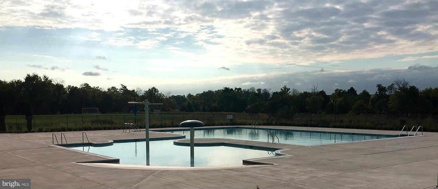 ONE LOUDOUN LANDBAY C - Residential