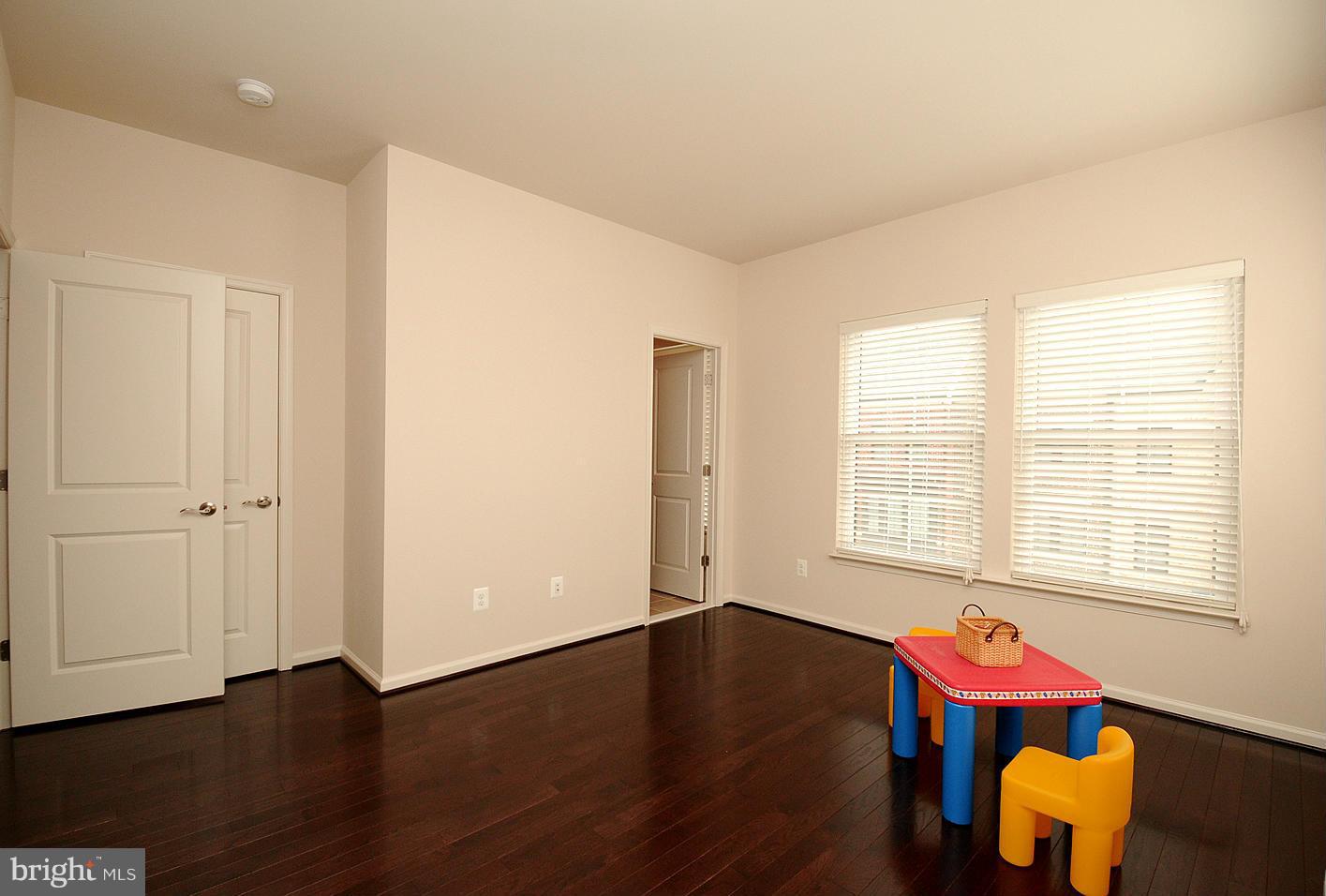 ONE LOUDOUN LANDBAY C - Residential