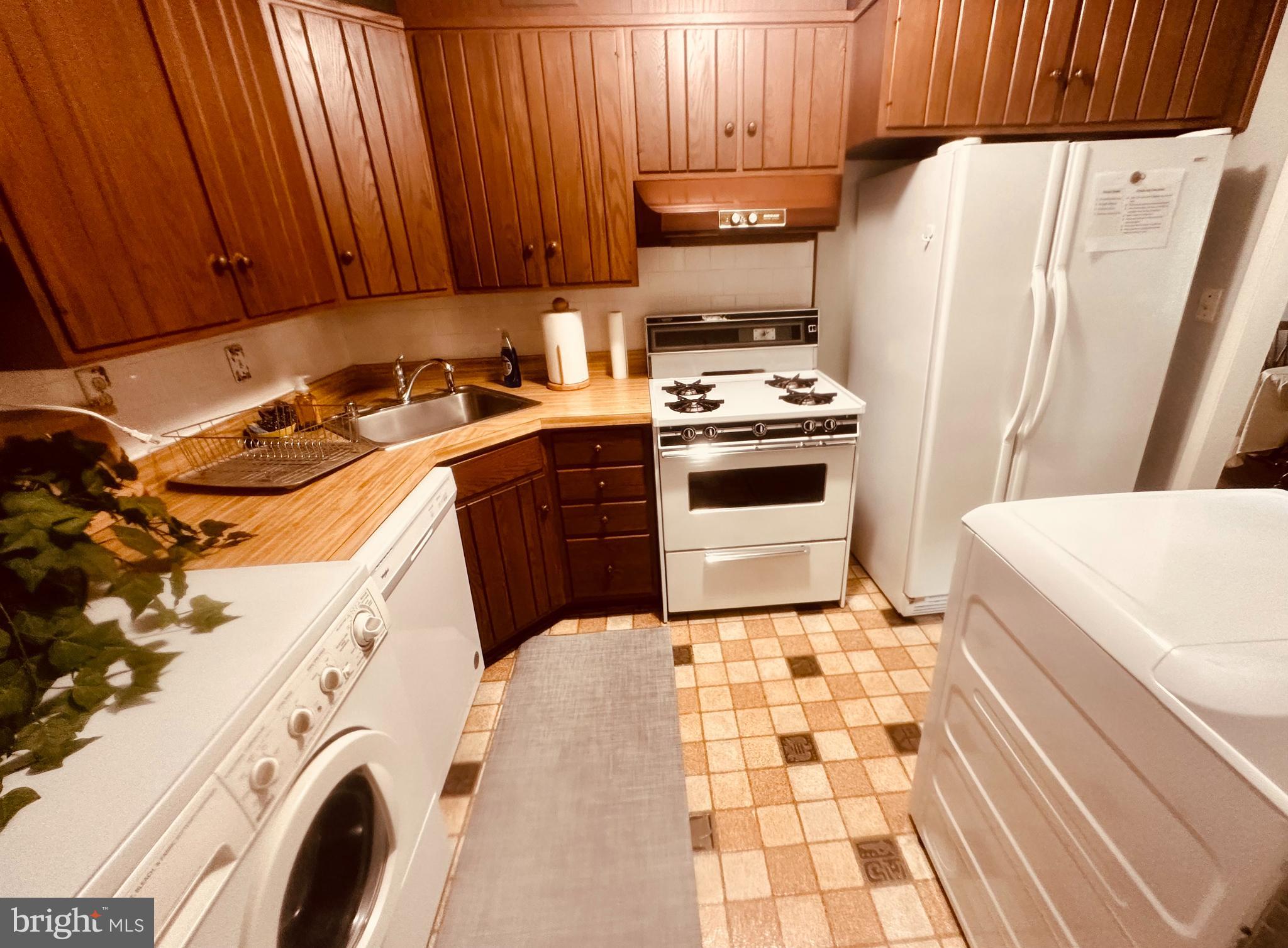 PIMMIT HILLS - Residential Lease