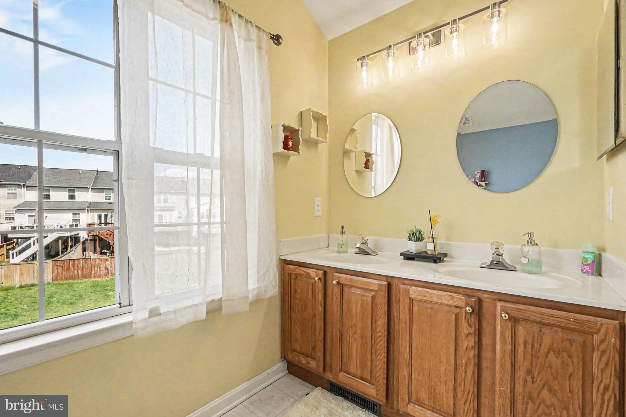 CONSTANT FRIENDSHIP - Residential