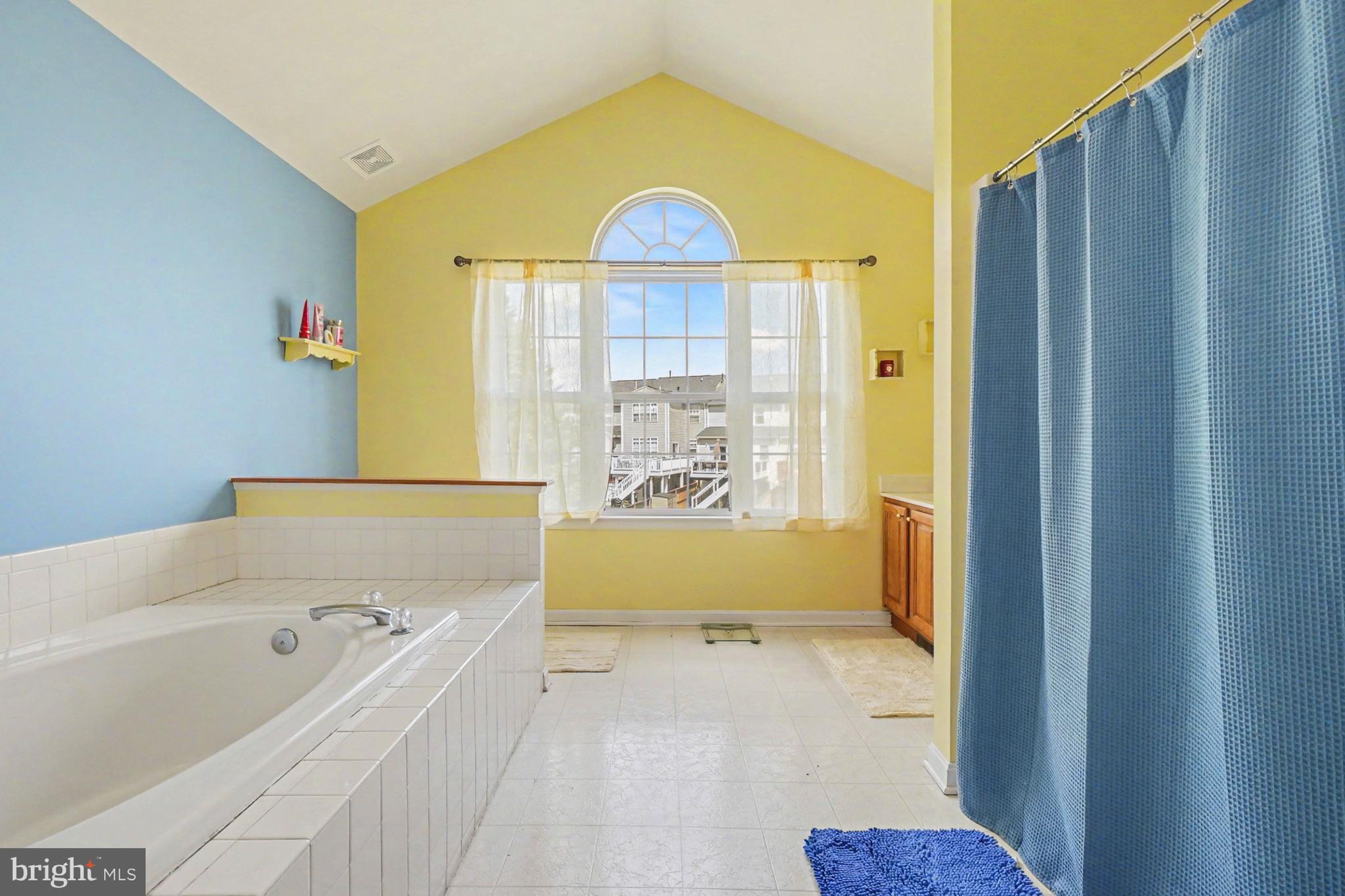 CONSTANT FRIENDSHIP - Residential