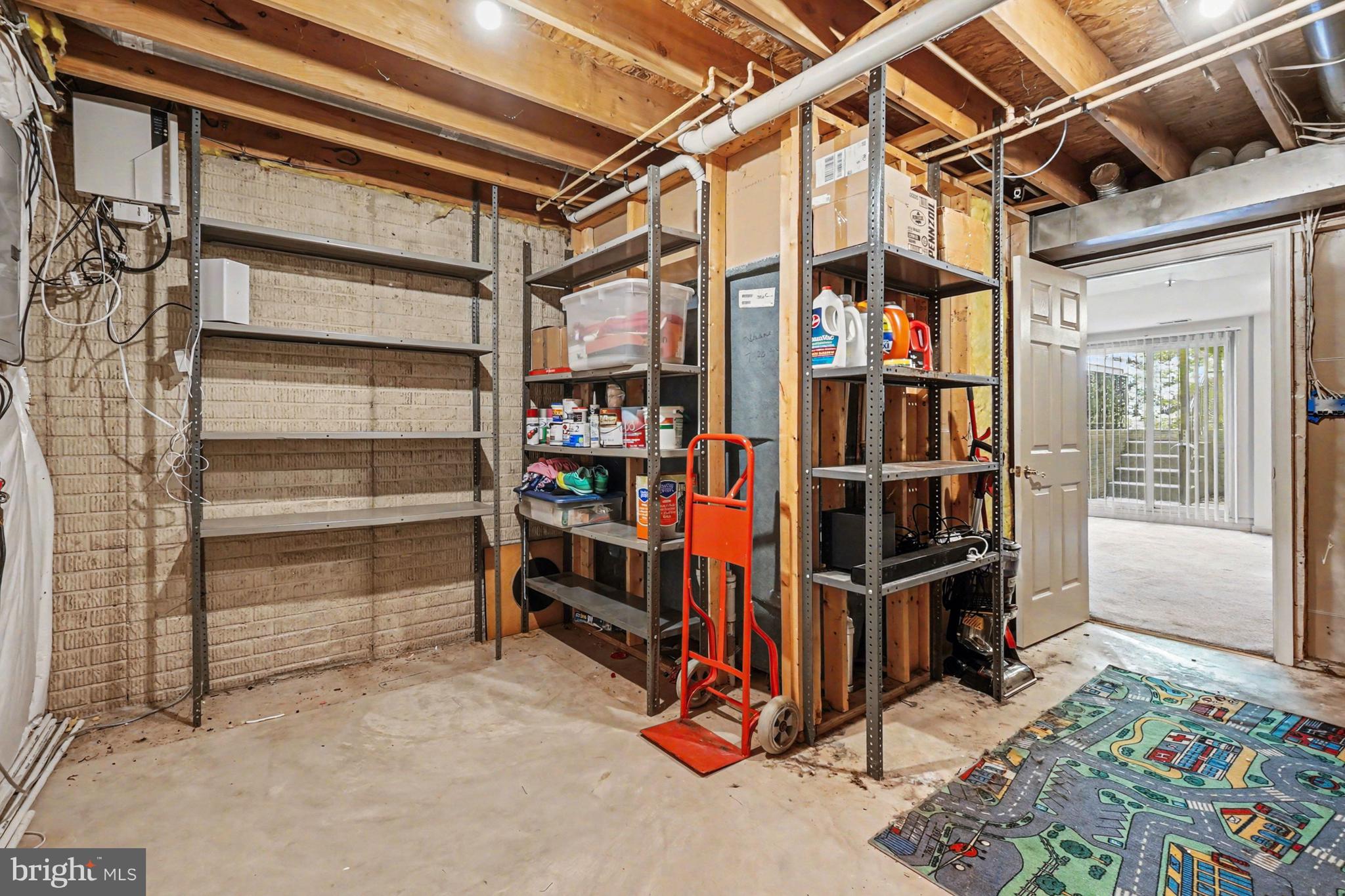 CONSTANT FRIENDSHIP - Residential