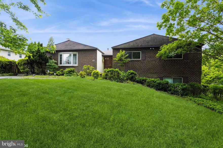 BRIGHT & SPACIOUS 4BR/2.5BA RANCHER IN GREEN GATE.  THE MAIN LEVEL FEATURES A DEN WITH FIREPLACE; MODERN KITCHEN WITH GRANITE COUNTERS & ADJOINING BREAKFAST ROOM; LIVING ROOM & DINING ROOM WITH WOOD FLOORS; SUN ROOM WITH CATHEDRAL CEILING & SKYLIGHTS; LARGE PRIMARY BEDROOM WITH EN-SUITE BATH & WALK-IN CLOSET; 3 ADDITIONAL BEDROOMS, HALL BATH & LAUNDRY ROOM.  THE LOWER LEVEL HAS A FAMILY ROOM; REC ROOM; .5 BATH & TONS OF STORAGE SPACE.  ENJOY THE OUTDOORS ON THE EXPANSIVE DECK OVERLOOKING THE REAR YARD.  BRICK PATIO & DRIVEWAY.
