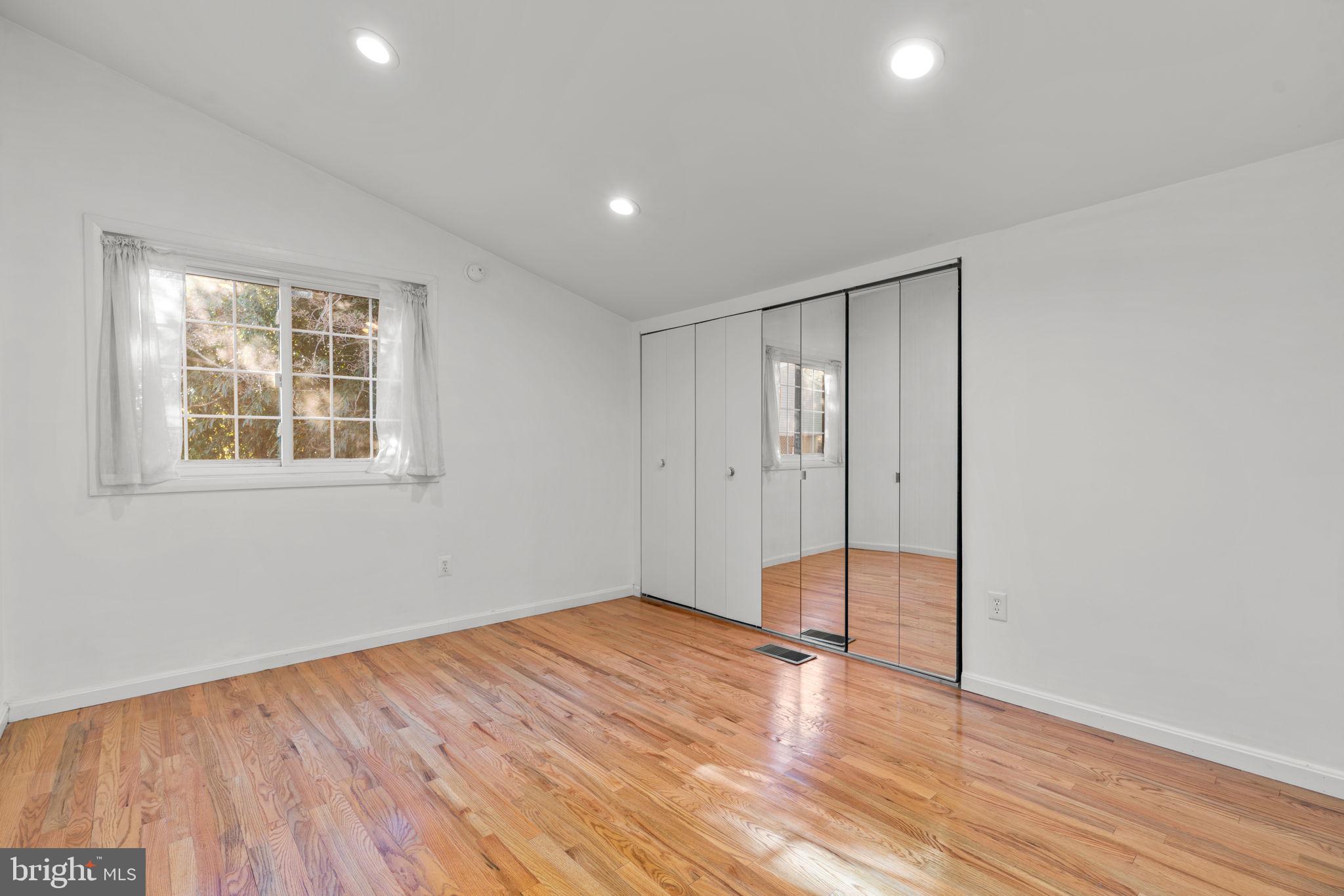 OAKLAND MILLS - Residential Lease