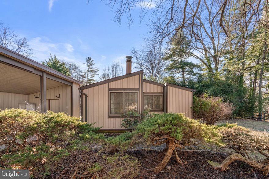 The 2 bedroom 1 bathroom home is ready for tenants! Recently refinished hardwood floors throughout, fresh paint,  recently remodeled full bathroom right in the heart of Columbia! Pets welcome on a case by case basis. https://apply.link/h9CJCBY