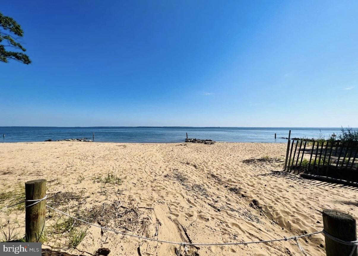 STRATFORD HARBOUR - Land