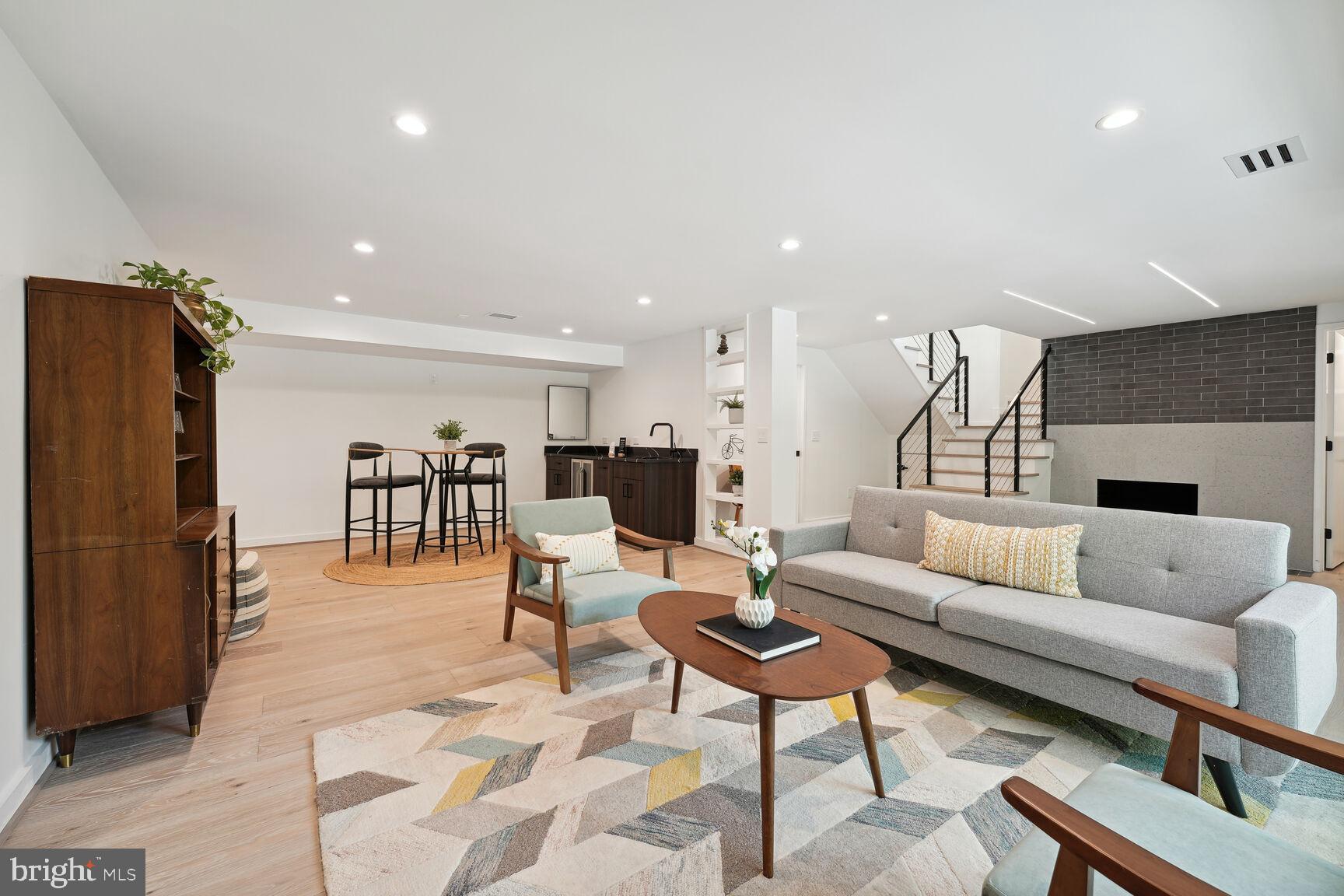 HOLLIN HILLS - Residential