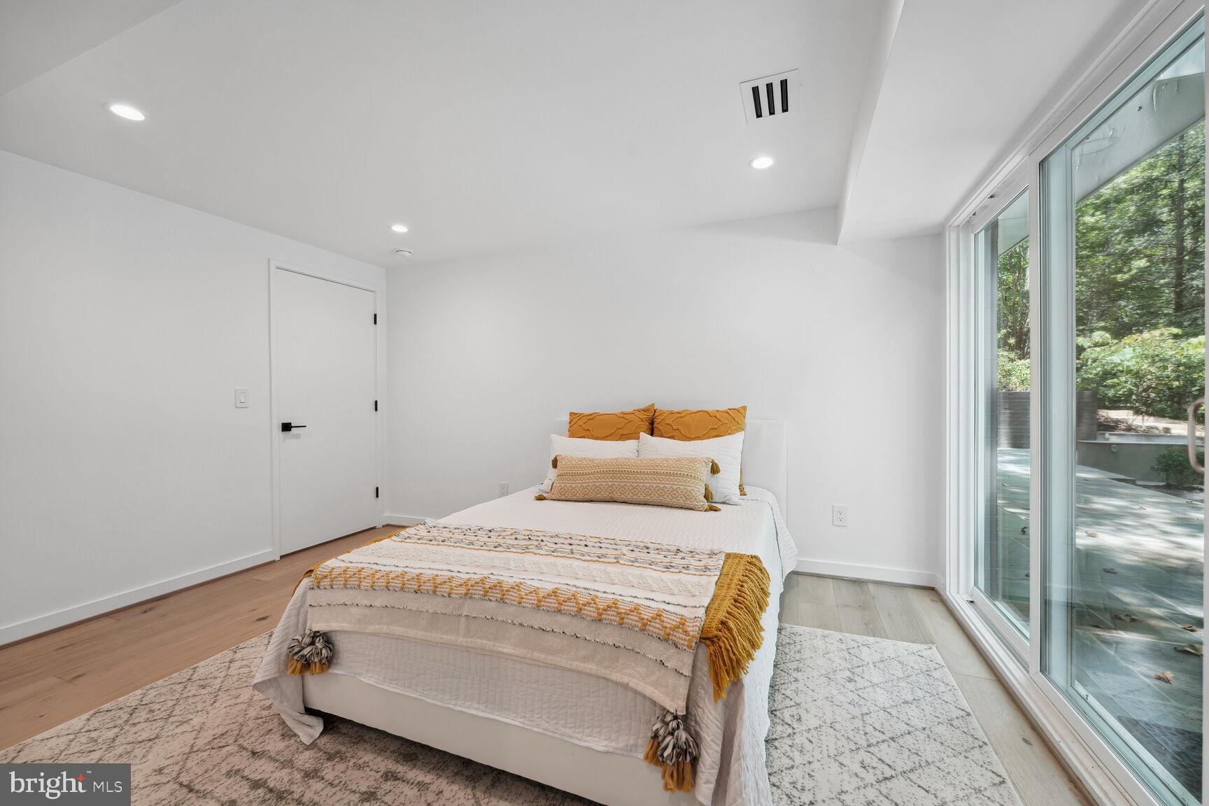 HOLLIN HILLS - Residential