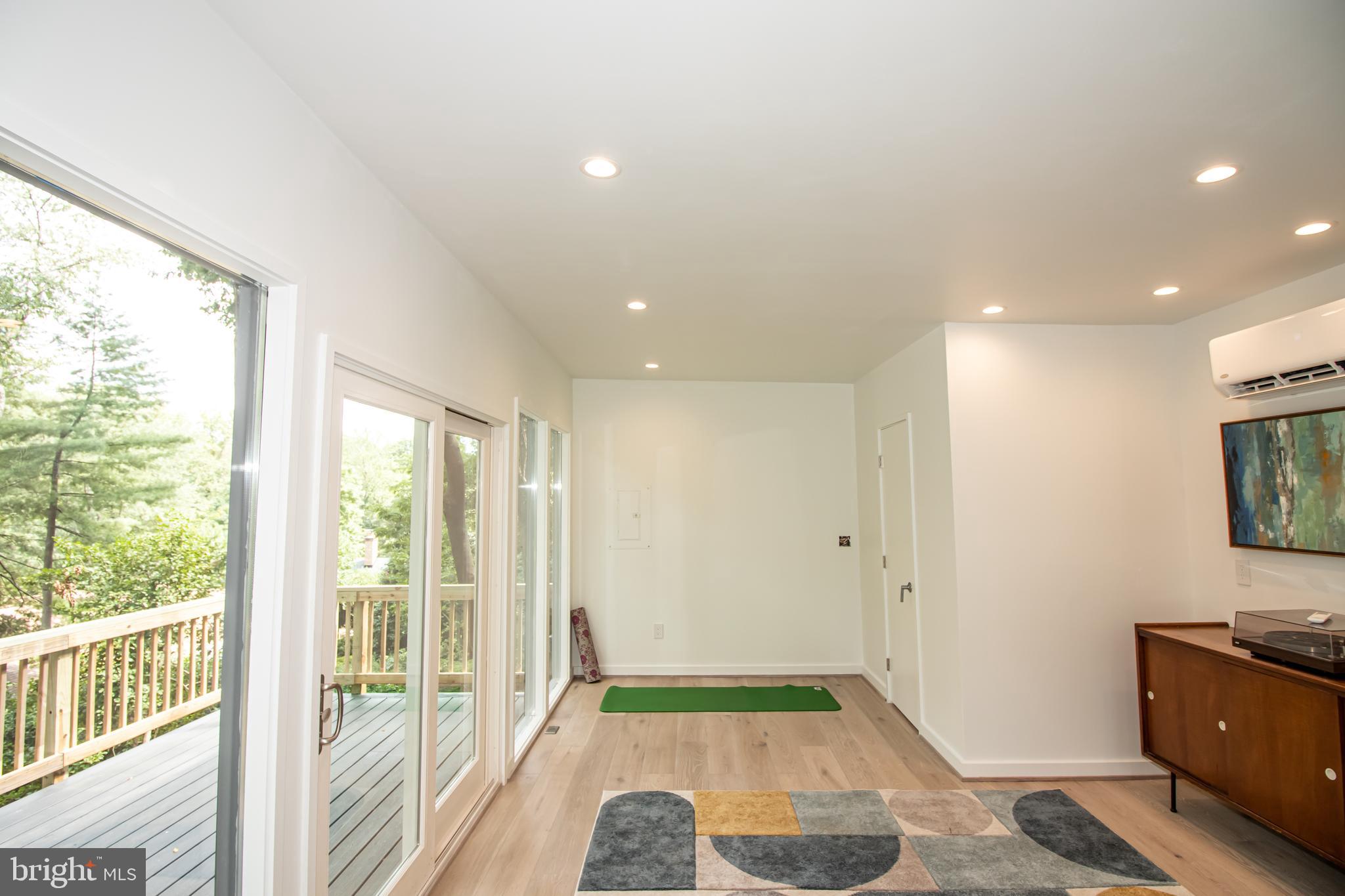 HOLLIN HILLS - Residential