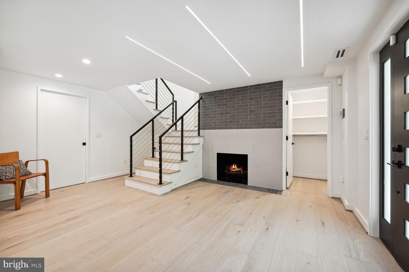 HOLLIN HILLS - Residential